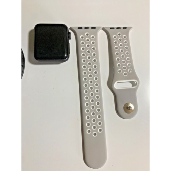 Apple Watch Series 3 38mm GPS + WiFi Space Gray Extra Band (B Grade) - Picture 2 of 7